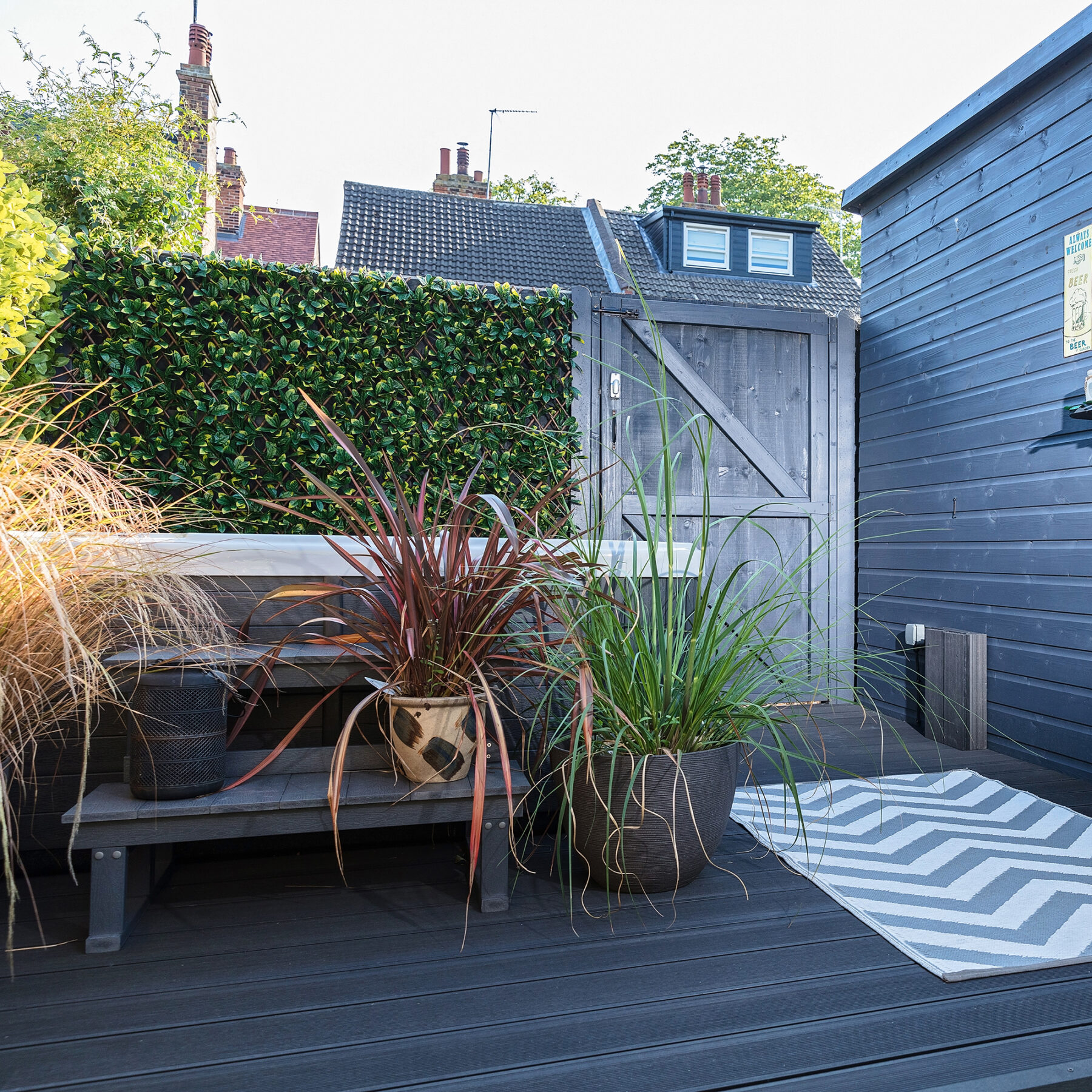 artificial privacy screen using the extendable laurel design