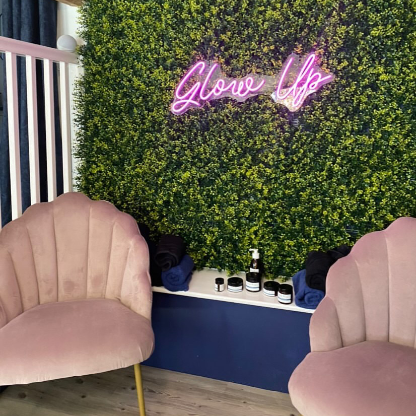 salon with a feature wall using the boxwood natural foliage tiles