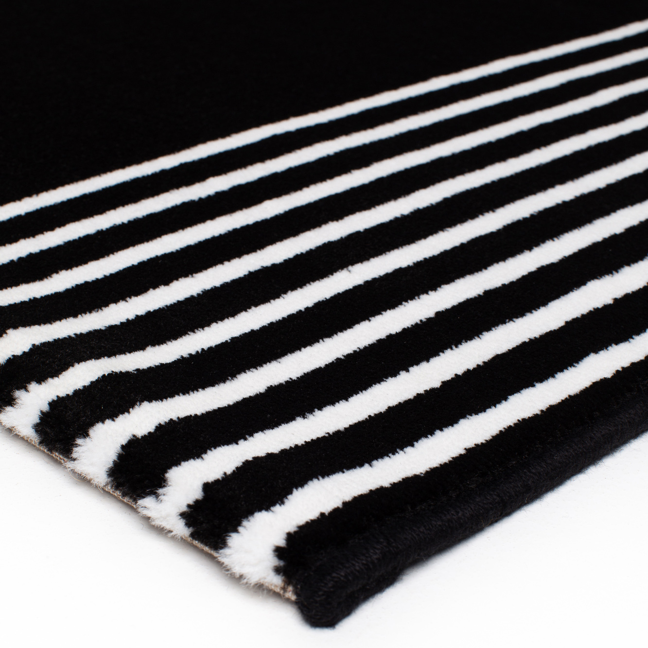 edging of the Tiago structured rug in black